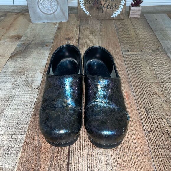 dansko nursing clogs *damaged* - Picture 2 of 11